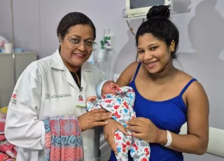 Mãe de primeira viagem tem bebê com mais de 4 kg em parto natural no Hospital Materno-Infantil de Ilhéus