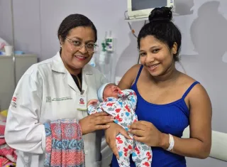 Mãe de primeira viagem tem bebê com mais de 4 kg em parto natural no Hospital Materno-Infantil de Ilhéus