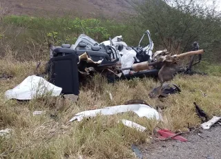 Mãe e filha morrem em grave acidente na BR-116, próximo à Curva do Abacaxi, na Bahia