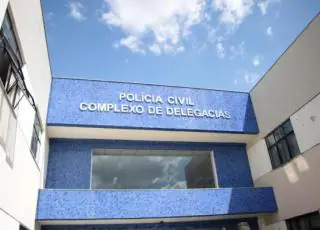 Mãe é presa por matar filha afogada no quintal de casa, na Bahia