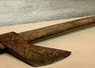 Mãe é suspeita de ter decepado o pé do filho de 03 anos com um machado para receber benefício do governo. No interior da Bahia
