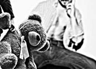 Mãe escuta barulho e encontra companheiro estuprando a filha de 6 anos
