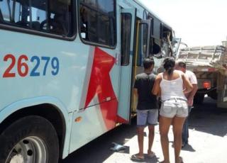 Mãe 'joga' bebê para passageiro antes de morrer presa s ferragens em acidente entre ônibus e caminhão em Fortaleza