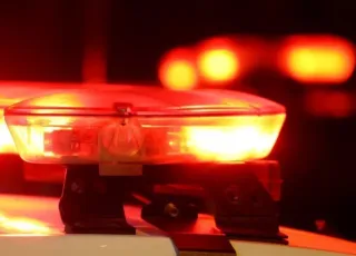 Mãe leva filho para jogar pedras em casas de vizinhos e acaba presa em SC
