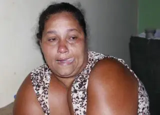 Mãe suspeita de aliciar 02 filhas menores é presa com drogas em Medeiros Neto