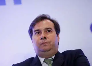 Maia quer reduzir salário de políticos para ajudar economia
