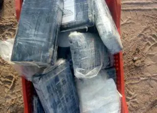 Mais 27 kg de pasta base de cocaína são achados em praia da Bahia