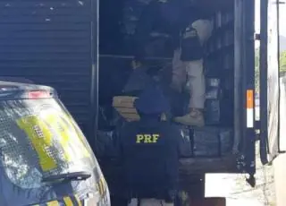 Mais de 1 tonelada de maconha é apreendido pela PRF em um caminhão baú na BR-116; assista vídeo