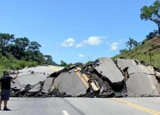 Mais de 100 pontos de rodovias de Minas Gerais seguem interditados