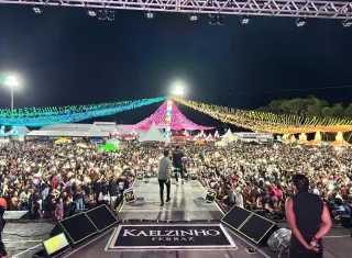 Mais de 40 mil pessoas lotam a 2ª noite do 37º Arraia do Água Fria em Medeiros Neto!