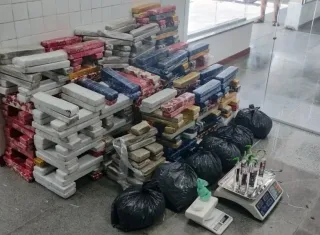 Mais de meia tonelada de drogas é apreendida em depósito usado pelo tráfico na Bahia