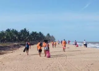 Mais de uma tonelada de lixo é retirada da praia Mar Moreno em Belmonte