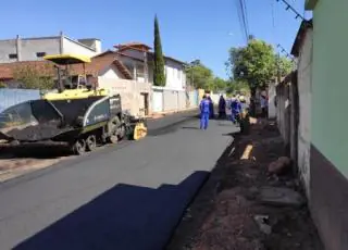 Mais três novas ruas passam por asfaltamento em Teixeira de Freitas