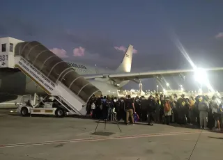 Mais um avião com brasileiros repatriados de Israel chega ao Brasil