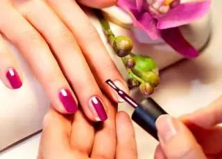 Manicure é presa com mandado de prisão em aberto por tráfico de drogas