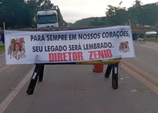 Manifestantes bloqueiam carretas da Suzano em protesto na BR-418, em Caravelas