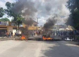 Manifestantes e Policiais se confrontam durante protesto em Arraial d’Ajuda