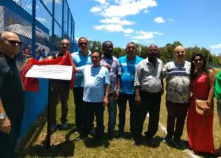 Manoelzinho da Madeira inaugura estádio de futebol em Helvécia e anuncia construção e creche