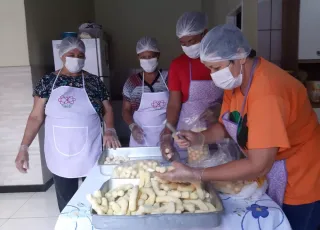 Mão na massa: Suzano apoia grupo de mulheres na produção de biscoitos em Teixeira de Freitas/BA