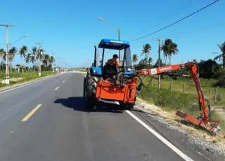 Máquina Roçadeira agiliza limpezas e podas nas vias públicas de Mucuri