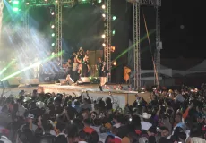 Mari Fernandez atrai multidão na abertura da 36ª Festa do Vaqueiro em Ibirapuã