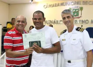 Marinha do Brasil e Prefeitura de Caravelas entregam certificado à pescadores profissionais