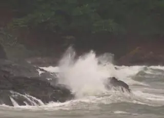Marinha emite alerta de mau tempo com previsão de ondas de até 3,5 metros em Caravelas