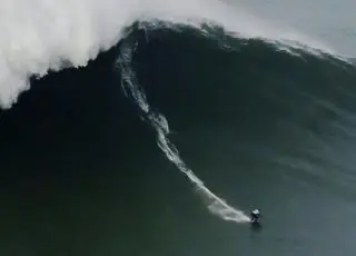 Maya Gabeira quebra recorde de maior onda já surfada por uma mulher