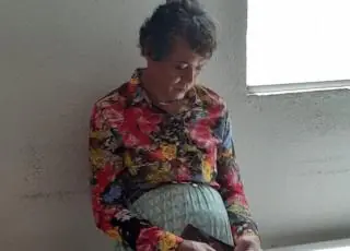Mecânico vestido de mulher é preso ao tentar fazer prova do Detran no lugar da mãe