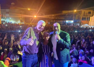 Medeiros Neto 64 Anos: Gerson Rufino faz público se emocionar em noite de louvor na Praça da Prefeitura