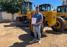 Medeiros Neto amplia estrutura de obras com chegada de motoniveladora e roçadeira