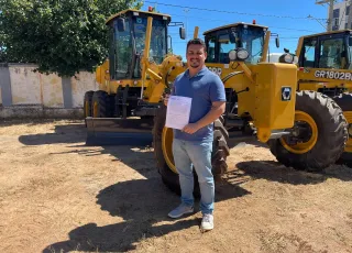 Medeiros Neto amplia estrutura de obras com chegada de motoniveladora e roçadeira