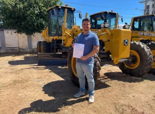 Medeiros Neto amplia estrutura de obras com chegada de motoniveladora e roçadeira