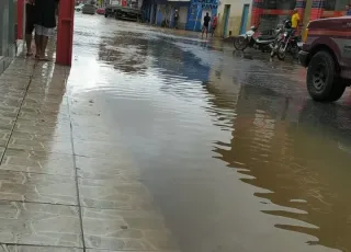 Medeiros Neto em alerta – Água já está invadindo o Centro da cidade