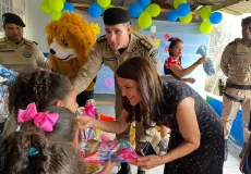 Medeiros Neto: Escola Jane Shirley recebe comandante regional da Polícia Militar em entrega de brinquedos