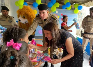 Medeiros Neto: Escola Jane Shirley recebe comandante regional da Polícia Militar em entrega de brinquedos