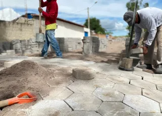 Medeiros Neto Mais Bonita e Mais Humana: Prefeitura dá continuidade a pavimentação no bairro Uldurico Pinto