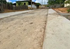 Medeiros Neto Mais Bonita: Prefeitura avança com  pavimentação e construção de calçadas em Água Limpa