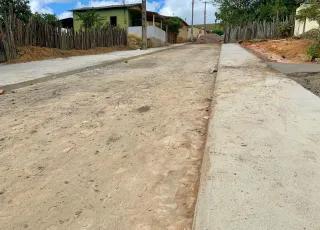 Medeiros Neto Mais Bonita: Prefeitura avança com  pavimentação e construção de calçadas em Água Limpa