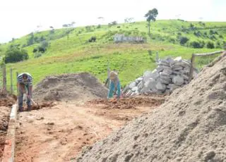 Medeiros Neto: Obras da Rua Bom Jesus entram na etapa de calçamento