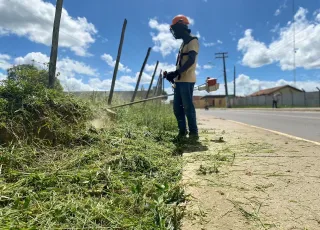 Medeiros Neto: prefeitura realiza serviços de limpeza de ruas