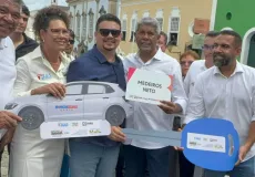 Medeiros Neto: Prefeitura recebe veículo do Governo do Estado através do Programa em MOBSUAS