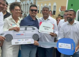 Medeiros Neto: Prefeitura recebe veículo do Governo do Estado através do Programa em MOBSUAS