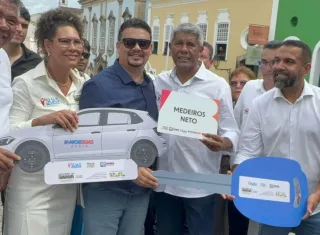 Medeiros Neto: Prefeitura recebe veículo do Governo do Estado através do Programa em MOBSUAS 