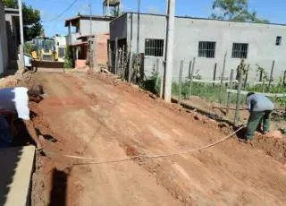 Medeiros Neto: Rua Bom Jesus já começa a receber obras para calçamento