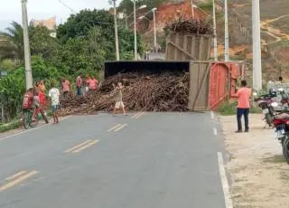 Medeiros Neto - Vagão de bitrem carregada com cana tomba e interdita a BA 290, veja o vídeo