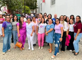 Medeiros Neto veste lilás: prefeitura promove adesivaço contra a violência e intensifica campanha Agosto Lilás 