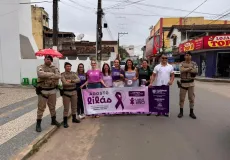 Medeiros Neto veste lilás: prefeitura promove adesivaço contra a violência e intensifica campanha Agosto Lilás 