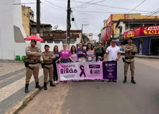 Medeiros Neto veste lilás: prefeitura promove adesivaço contra a violência e intensifica campanha Agosto Lilás 
