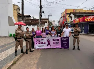 Medeiros Neto veste lilás: prefeitura promove adesivaço contra a violência e intensifica campanha Agosto Lilás 